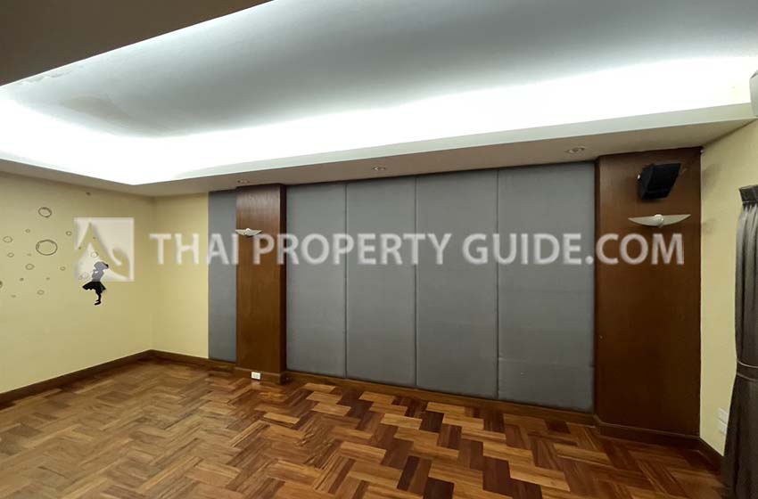 House with Shared Pool in Srinakarin 